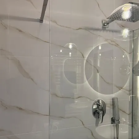 Moderno Al Centro Di - Modern In The Center Of Apartamento
